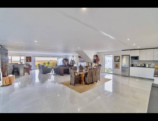 4 BEDROOM HOUSE FOR SALE IN GROTTO BAY